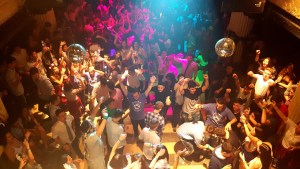 Las discos de egresados vuelven a abrir para los residentes en Bariloche