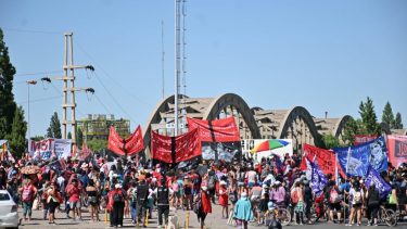 Las organizaciones ya confluyen en los puentes carreteros que unen las provincias. Foto: Florencia Salto