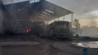 Se incendiaron cuatro colectivos en un taller mecánico