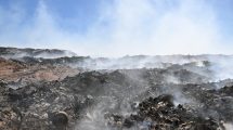 Imagen de El incendio en el basural de Cipolletti lleva una semana activo y el humo llegó a Neuquén