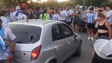 Neuquinos que festejaban la copa del mundo lincharon a tres jovenes en un confuso accidente de transito. Foto: twitter @betonahuel
