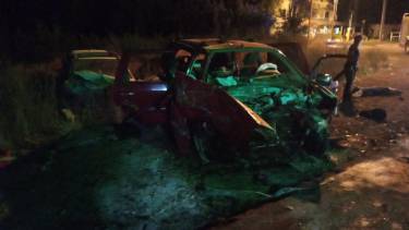 En uno de los vehículos viajaban las tres personas que fallecieron en el impacto. (Foto gentileza AN Allen)