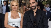 Imagen de La impactante denuncia de Pamela Anderson contra Adil Rami, el futbolista que insultó a «Dibu» Martínez