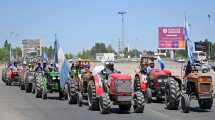 Imagen de Fotos: con duras críticas a uno de sus referentes, hubo nutrido tractorazo sobre Ruta 22