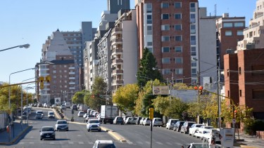 Corredor Leloir, frente al ingreso a la UNCo. El olor es fácil de percibir desde los autos. (FOTO: Archivo/Flor Salto)