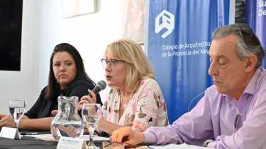 La presidenta de la regional de Arquitectos, Paula Polich; la subsecretaria de Derechos Humanos, Alicia Comelli y el subsecretario de Obras de la provincia, Roberto Deza. (foto Flor Salto)