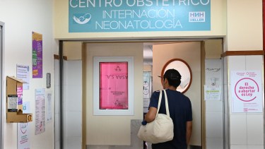 El hospital Heller de Neuquén es uno de los pocos cuyo centro obstétrico tiene cartelería con recomendaciones sobre lactancia y puerperio, junto a las de aborto. Foto Florencia Salto.