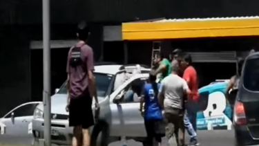 El automovilista denunció que le robaron 200 mil pesos del interior de su vehículo. El incidente fue registrado por las cámaras. Foto: Captura video Somos El Valle