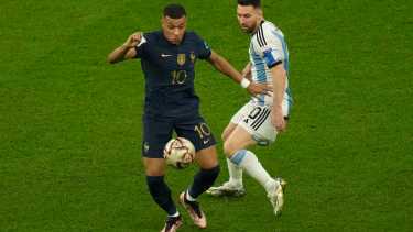 Kylian Mbappe y Lionel Messi, las dos grandes figuras de la final del mundo. (AP Photo/Francisco Seco)