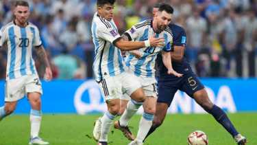 Acuña y Messi luchando en la final del Mundial que finalmente quedó para Argentina. (AP Photo/Manu Fernandez)