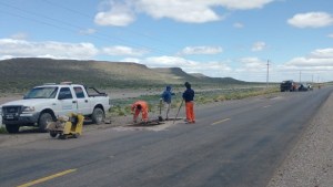 Ruta 23: construyen derivadores y reparan el pavimento entre Jacobacci y Maquinchao