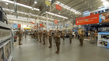 La Banda militar de Neuquén tocó el Himno Nacional y Muchachos. foto: captura video