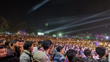 A pesar de que es entrada la madrugada, en Bangladesh celebran, una vez más, el triunfo de la Selección Argentina.-