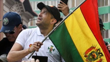 Camacho, gobernador de Santa Cruz, fue encañonado para que subiera a un auto policial