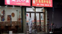 Imagen de China reabre las fronteras pese a que el covid colapsa los hospitales