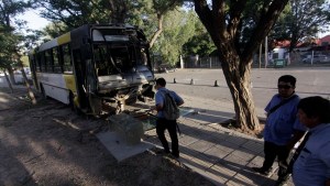 Impactante choque de un colectivo en el centro de Neuquén, le fallaron los frenos