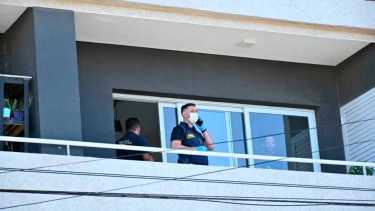 Los peritos trabajando en la vivienda donde detuvieron hoy a Pablo Parra (Florencia Salto).