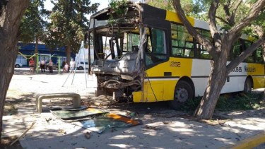 Impactante choque de un colectivo en el centro de Neuquén, le fallaron los frenos 