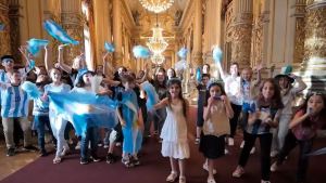 Video: los chicos del coro del Teatro Colón alentaron a la selección en la previa a la final