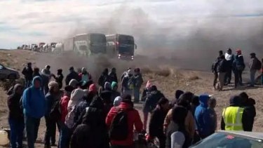 Los desocupados iniciaron el corte de la Ruta 22 el miércoles a la madrugada. (Gentileza).-