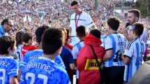 Imagen de El tremendo homenaje a Dibu Martínez en Mar del Plata con baile incluido