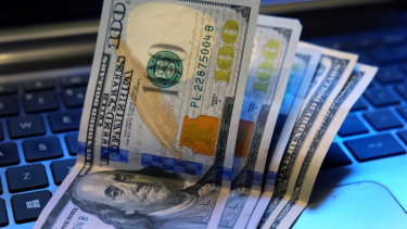 Tras una leve baja en el arranque, el dólar blue se mantuvo en los $400. Foto: Archivo. 