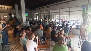 En el local de Roca y Tucumán ya no hay más lugar a la espera de la gran final. (foto: gentileza)