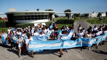 Según la denuncia, AFI siguió y fotografió a los familiares de los tripulantes del ARA San Juan. Ahora, estos parientes piden  que los jueces sospechados de viajar a Lago Escondido se aparten de la causa (Gentileza).