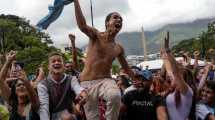 Imagen de Festejos y disturbios alrededor del mundo tras la tercera consagración de la Selección Argentina