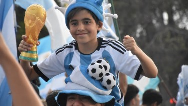 La alegría nacional abrió sucursal en Neuquén: el triunfo de Argentina explotó de pasión el centro. Foto: Yamil Regules