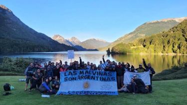 Lago Escondido. "Ya izamos la bandera en territorio nacional ¡Recuperemos lo nuestro!", posteó desde sus redes sociales Juan Grabois al llegar a la costa del espejo de agua. 