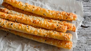 Grisines de queso para el picoteo