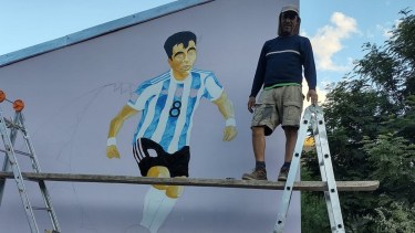 Un artista realizó un mural en homenaje al Huevo Acuña en Manzano Amargo. Foto: Facebook Cachana Romero