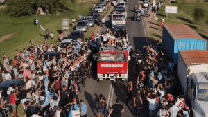 Homenajearon a Julián Álvarez en Calchín: un estadio tendrá su nombre y paseó en autobomba