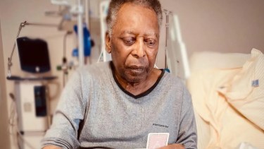 Pelé se mostró internado, en San Pablo, pero peleando contra la enfermedad que lo afecta.-