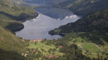 El lago Escondido quedó dentro de la estancia del magnate inglés Joe Lewis que ofreció una servidumbre de paso por un sendero de montaña para acceder a la costa. Foto: archivo