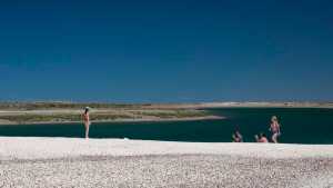 Maravillas ocultas de la Patagonia: una playa, dos cascadas y una terma para descubrir este verano