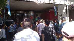 Hubo compromiso para pagar hoy los sueldos, pero municipales de Regina mantienen la protesta