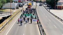 Imagen de Sin novedades de los aguinaldos, municipales marcharon por la Ruta 22 en Regina