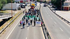 Sin novedades de los aguinaldos, municipales marcharon por la Ruta 22 en Regina