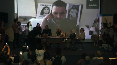 Juan José Morales, el nieto 132 se conectó ayer por videollamada durante el anuncio de Abuelas de Plaza de Mayo. Foto AFP. 