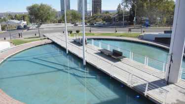 Con la remodelación de la Plaza de las Banderas, el agua es protagonista. Foto Yamil Regules.