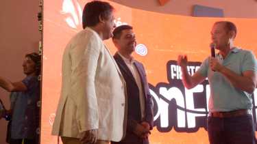 El gobernador Omar Gutiérrez ponderó la labor de Gaido y Koopmann para organizar la primera Fiesta Nacional (foto Yamil Regules)