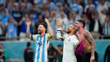 Lionel Messi, Papu Gómez y Rodrigo De Paul festejan la victoria sobre Australia. Foto: AP 