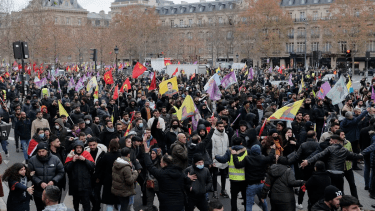 La marcha para repudiar un ataque contra la comunidad kurda en París terminó con incidentes.
