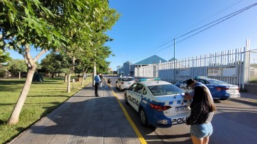 Dos heridos de arma blanca y varios demorados, el saldo de una pelea de jóvenes en el bajo de  Neuquén