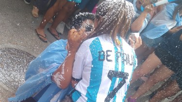 Un vecino de Neuquén le propuso casamiento a su novia en medio de los festejos en la capital. Foto: https://www.facebook.com/natalia.huanchuleo