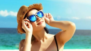La fotofobia depende de muchas variables, desde el grosor de las cejas, al color del iris, pero se puede mitigar con gafas adecuadas.