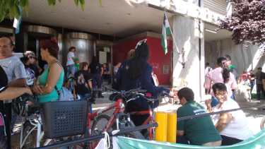 Para reclamar el pago de aguinaldos, municipales iniciaron una retención de servicios. (Foto Pablo Accinelli)
