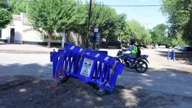 Vecinos explicaron que el pozo del barrio no alcanza a abastecer todos los hogares. Se hicieron empalmes pero el servicio empeoró. Foto: Cesar Izza.